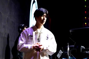  Rookie爆冷击败TES，战术调整引爆全场！-九游平台官网